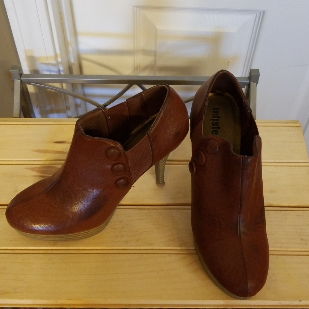 Beautiful pair of heeled shoes with button details